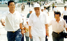 陈宗明董事长陪同时任军委副主席张震（上将）