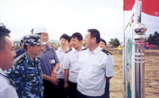 陈宗明董事长陪同时任某舰队张世英副司令（少