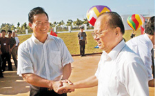 陈宗明董事长与时任海南省委书记汪啸风视察公