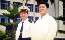 陈宗明董事长与时任某舰队副政委何春喜（少将
